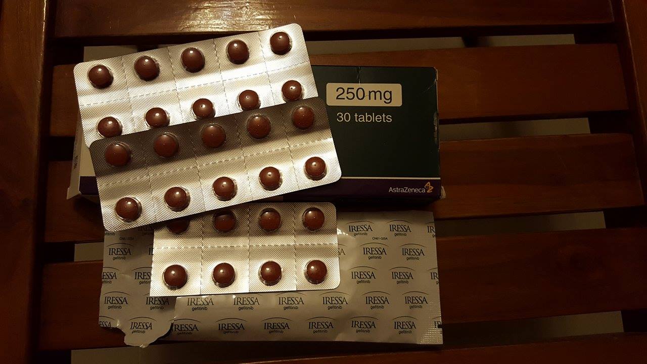 别流泪，吉非替尼片作用别回头，想与胃癌晚期斗争的公公不甘地溘然长逝